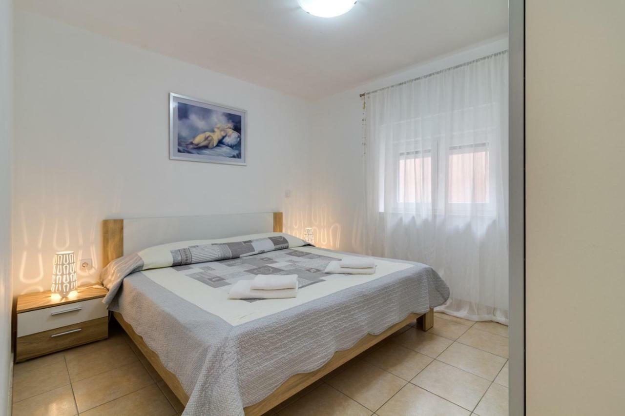 Apartments Tonka Near Beach And Sea Pula Exterior photo